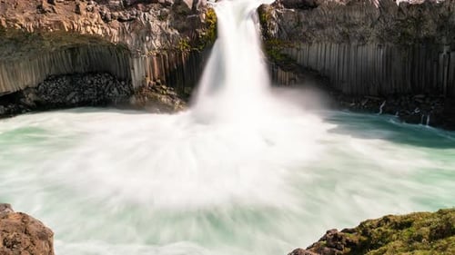 Zeitrafferaufnahmen des Aldeyjarfoss-Wasserfalls in Nordisland