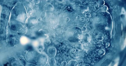 Frisches, reines Mineralwasser aus der Flasche in ein Glas gießen