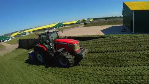 Hélicoptère volant autour de tracteurs dans un silo dans une ferme