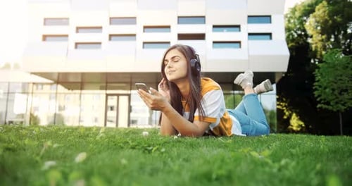 Femme Hipster Écouter De La Musique Dans Les Écouteurs
