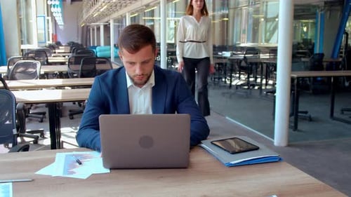 Glückliche Mitarbeiter bei der Arbeit