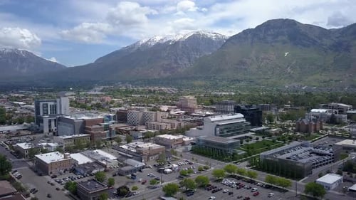 Vista aérea del centro de Provo, Utah, y las montañas Wasatch