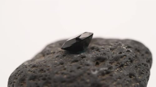Schwarzer Diamant auf Naturstein