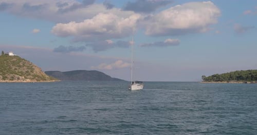 Weißes Boot mit Mast segelt in Lagune