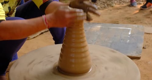 Poterie : mains mouillées et habiles d'un potier façonnant l'argile sur Potter Wheel. Casserole, vase à lancer