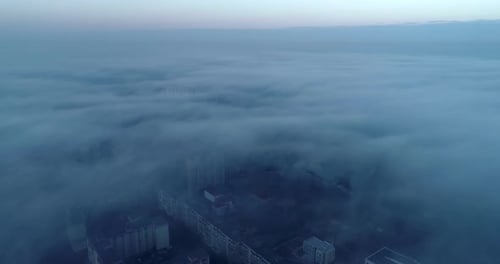 Vista superior de la ciudad cubierta de niebla