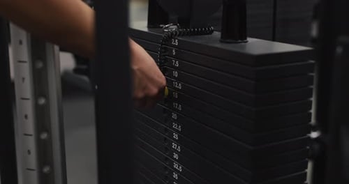Weibliche Handveränderung im Fitnessstudio