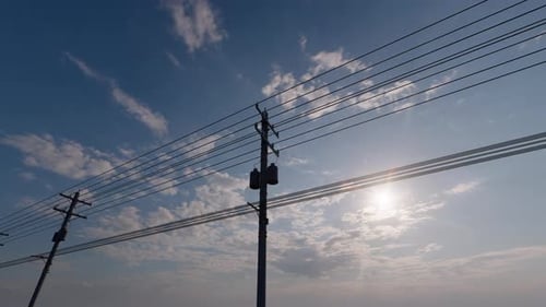 Postes de servicios públicos: en la carretera 4K