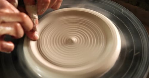 Potier mâle fabriquant un pot