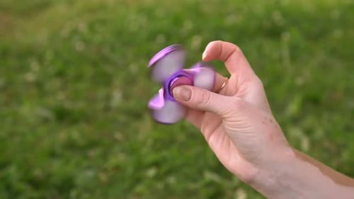 Vídeo do Fidget Spinners, câmera lenta.