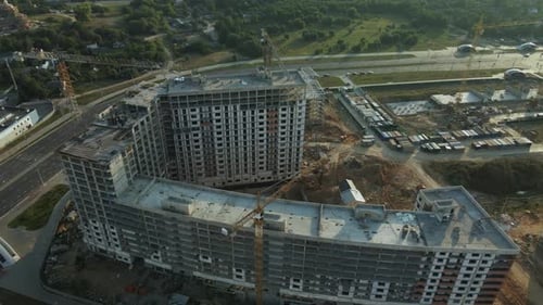 Baustelle eines neuen Stadtblocks. Bau von mehrstöckigen Gebäuden. Baustelle bei