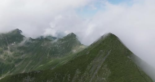 vue aérienne du pic moldoveanu dans les nuages