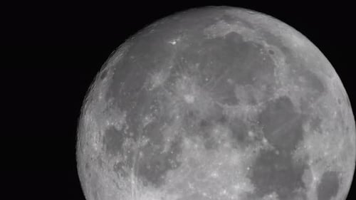 La superficie detallada de la luna llena