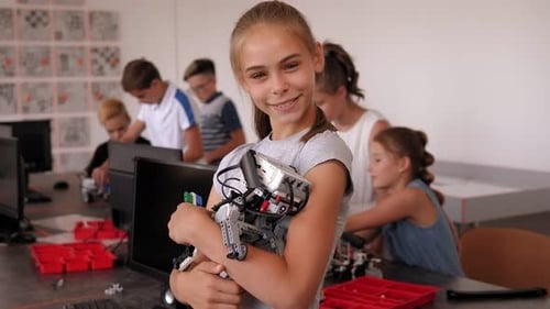 Studentin in einem Robotikkurs, Kinder bauten einen Roboter von einem Konstruktor zusammen.