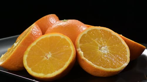 Laranjas cortadas ao meio girando
