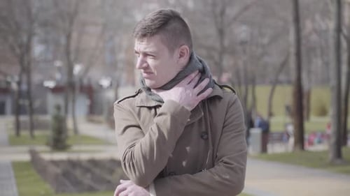 Homme caucasien gelé debout à Spring Park et tremblant à cause du froid. Portrait de Young