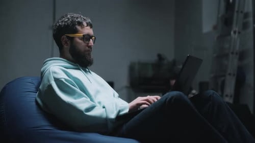 Programmierer arbeitet in einem Luftschutzbunker