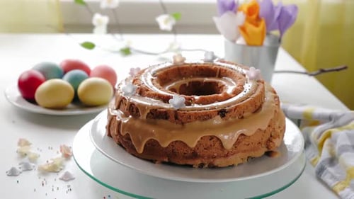 Köstlicher Osterkuchen auf dem Küchentisch