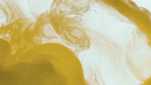 Gros plan de peinture jaune tourbillonnant dans l'eau