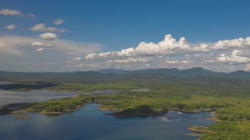 Nubes que se mueven sobre las montañas durante el día,