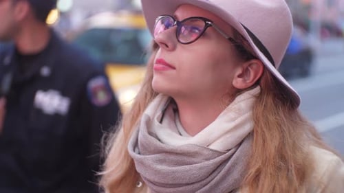 Garota na Time Square em Nova York