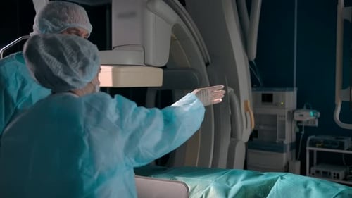 Chirurgen diskutieren diagnostisches Bild auf Monitor im Krankenhaus