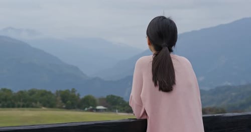 Mujer disfruta de la vista en el campo