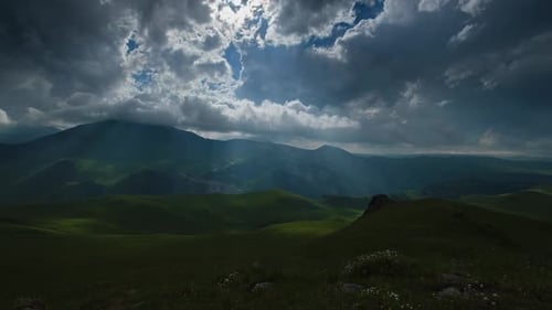 Paisaje de montaña con rayos de sol