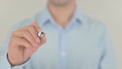 Universität, Mann schreibt auf transparentem Bildschirm