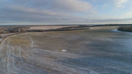 Winterlandschaft mit Wald, Feld. Winter-Landschaft
