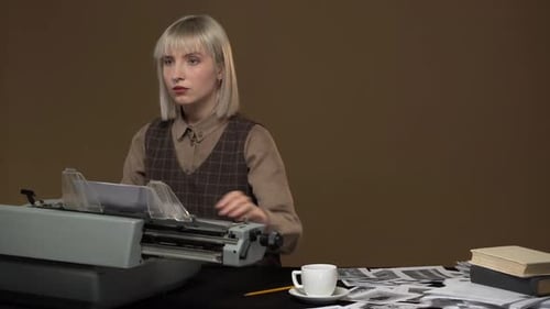 Portrait d'une jeune femme sténographe tapant des informations interdites ou une dénonciation à l'aide d'une machine à écrire