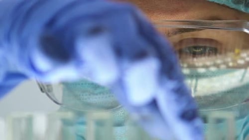 Chimiste examinant un échantillon d'huile dans un tube à essai, contrôle qualité, surveillance de la réaction