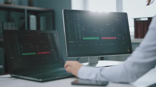 Händler überprüft Börsendaten im Büro