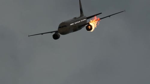 Passagierflugzeug mit abbrennendem Motor