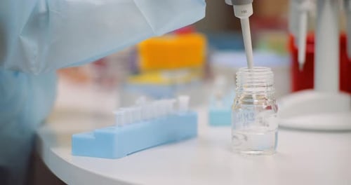 Wissenschaftler arbeitet im Labor an der Heilung von Viren
