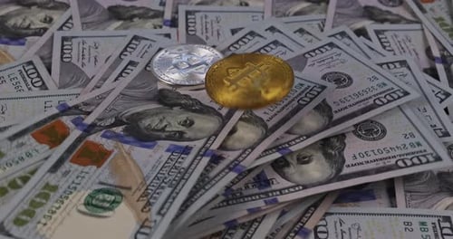 Pièce symbolique dorée Bitcoin sur des billets de cent dollars avec échange Bitcoin Cash contre un