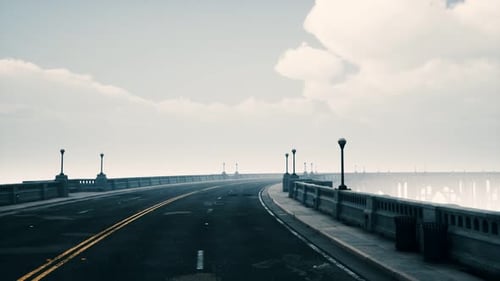 Ponte longa em Nevoeiro Nebuloso
