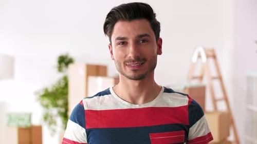 Hombre sonriente con la nueva llave de la casa