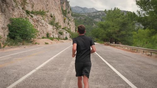 Fit jeune homme qui court vite