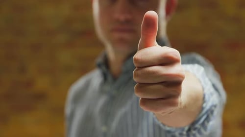 Mann nutzt interaktiven Touchscreen