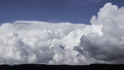 Zeitraffer bei starken Wolken