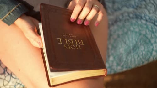 Bible entre les mains 4K