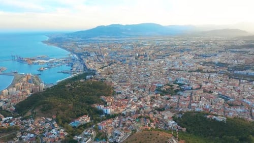 Vista aérea de la Costa del Sol de Málaga con el mar y las montañas que la rodean