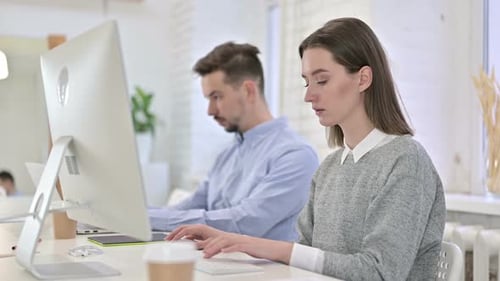 Equipe de startups trabalhadora trabalhando no desktop em um escritório moderno