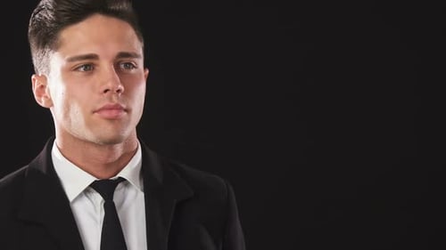 Un gars attentionné apporte un gars index à sa bouche et demande le silence