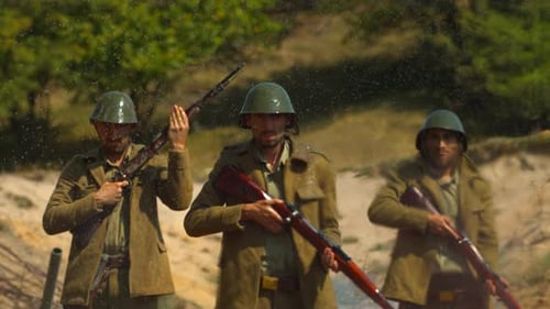 Soldados de la Segunda Guerra Mundial en el campo de batalla, Cámara lenta ultra