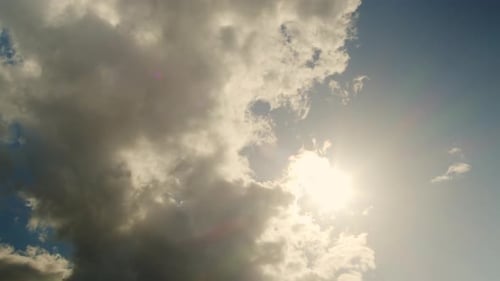 Blauer Himmel mit Sonne und Wolken Zeitraffer