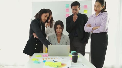 Empresários discutem proficientemente o projeto de trabalho no computador