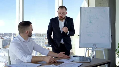 Kollegen im modernen Coworking Office
