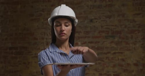 Arquitecta con tablet